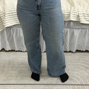 Blå wide jeans  - Ljusblåa högmidjade jeans från H&M. Knappt använda i nyskick, storlek 38. Vid frågor är de bara att skriva. 