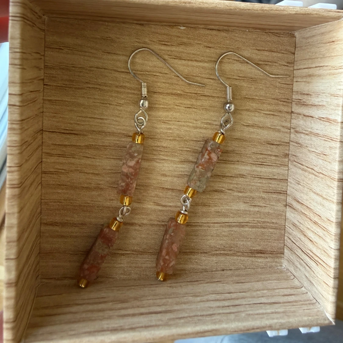 Nya Långa örhängen med naturstenpärlor 