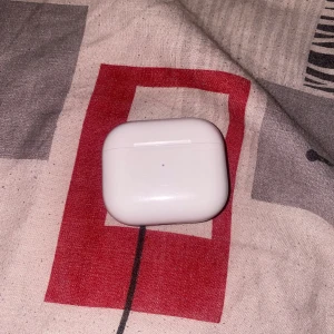 Apple AirPods 3 - Säljer ett par Apple AirPods 3 med laddningsetui. Hörlurarna är trådlösa och ger bra ljudkvalitet. Fungerar som de ska och är redo att användas direkt.