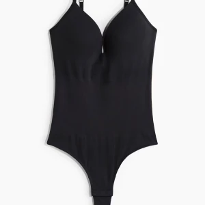 Svart hm body - Behöver sälja då den är förstor, så om nån vill byta så är jag intresserad. Men kommer annars inte komm till användning😊