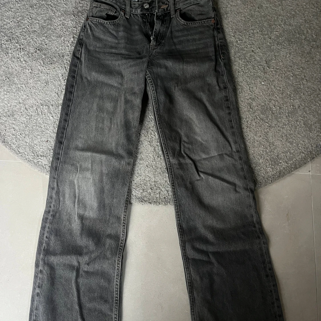 Grå bootcut/vida jeans - 2