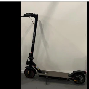 Elsparkcykel - elsparkcykel i svart, hopfällbar design med robust ram och bekväma handtag. Utrustad med ringklocka och stöd. Ser ut att vara i gott skick utan synligt slitage eller defekter. Perfekt för smidig och miljövänlig pendling i stadsmiljö.