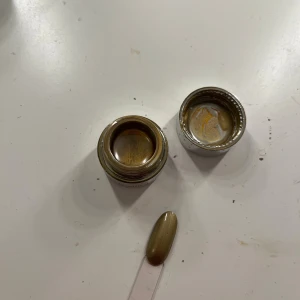 Guld gellack - Säljer denna guldiga nagel gellacket från Lilly nails. Den är typ grön guldig i färgen men väldigt fin. Den är nästan oanvänd och är väldigt dryg i produkteg alltså de räcker länge. 