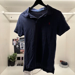 Ralph lauren piké Marinblå - Tidlös marinblå piké i slim fit. Fint skick, passar både till jeans och chinos mm 💰 Mitt pris: 329💸 Nypris: ca 900 kr 📩 Hör av dig vid frågor – snabb affär kan diskuteras 💙