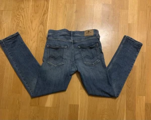  replay jeans w30 l29 - Blåa Replay jeans med en snygg tvättning w30 l29. Hör gärna av er vid funderingar🤔 Mvh Abbe