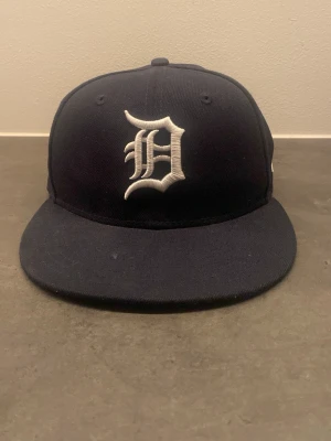 Mörkblå New Era keps - Säljer en snygg new era keps då den inte kommer till användning. Den är relativt ny och endast använd några fåtal gånger