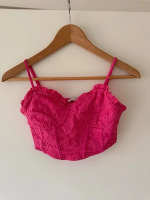 Rosa spets korsett-topp  - Rosa topp från Stradivarius i storlek M.💗