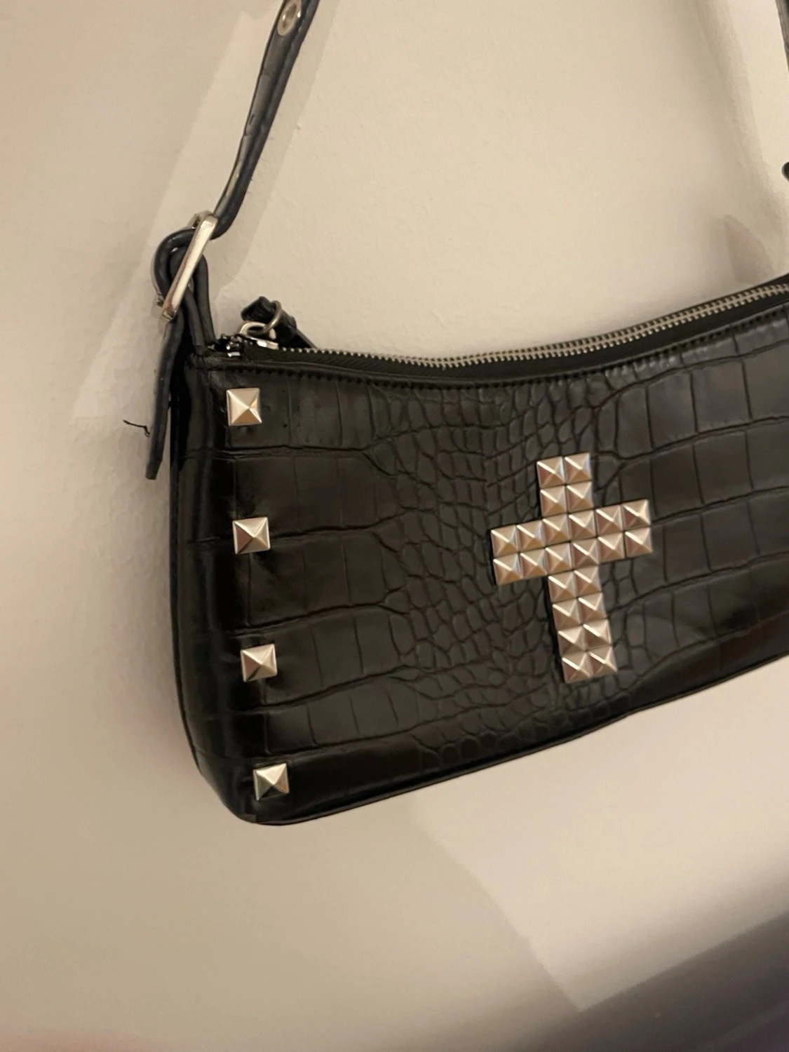 Svart axelväska med nitar - 1