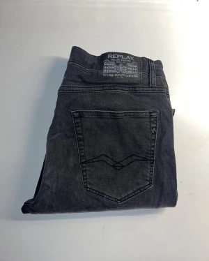 Replay jeans  - Svarta jeans från Replay, modell Sandot med relaxed tapered fit. Materialet är jeans med en mjuk känsla och passformen är avslappnat smalare nedtill. Midja 41cm, längd 101cm. JAG SKICKAR EJ FLER BILDER NÄR JAG BÄR JEANSEN! för storleksguide hänvisar jag till måtten och för bättre inblick i passformen rekommenderar jag att googla på modellnamnet. kolla måtten noggrant :) 77