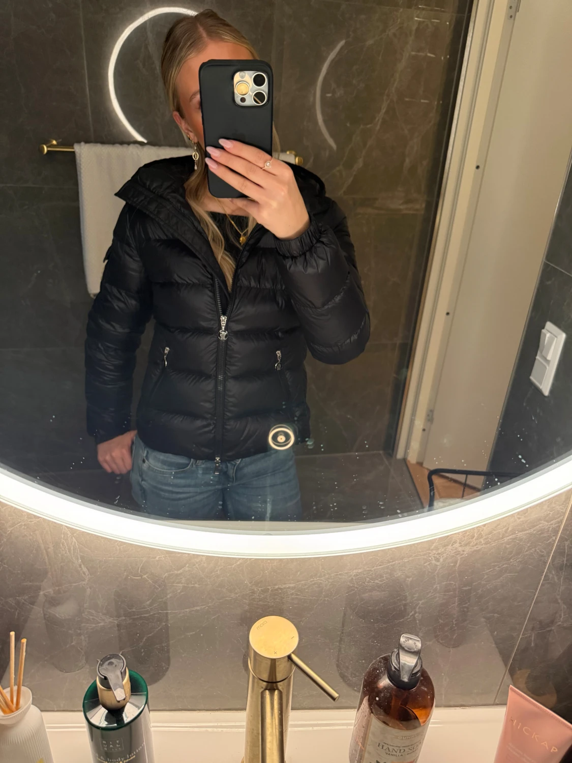 Svart Moncler pufferjacka med huva - 1