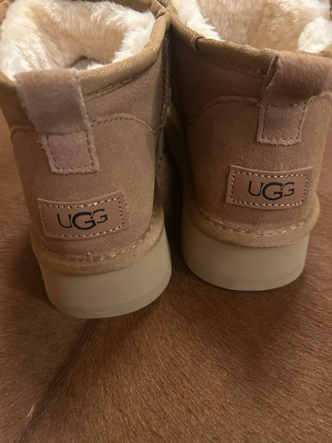 Beige UGG boots med fårskinn - 2
