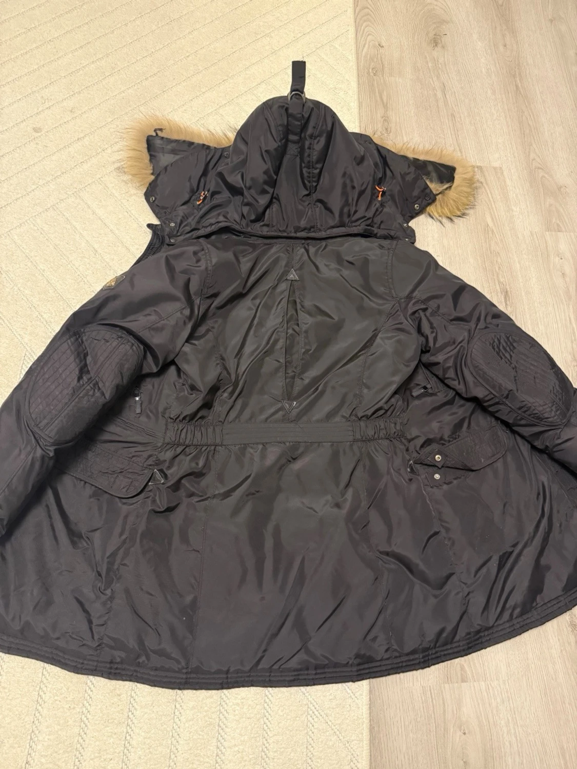 Svart parkajacka med päls från Hollies - 6