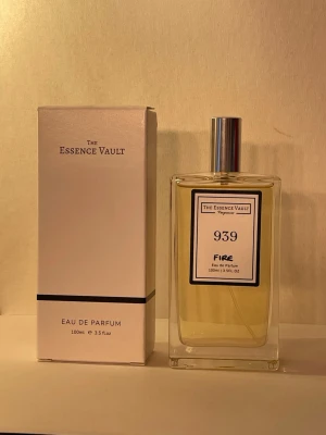 Essence Vault 939 Fire Parfym -  Eau de Parfum från The Essence Vault, 939 by the Fire place inspiration Top notes: Cloves · Pink Pepper · Orange Blossom Middle notes: Chestnut · Guaiac Wood · Juniper Base notes: Vanilla · Peru Balsam · Cashmeran
