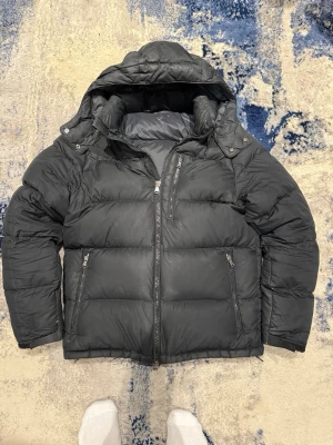 Svart Ralph Lauren vinterjacka - Äkta Ralph Lauren vinterjacka. Hel svart, riktigt snygg. Storlek M. Han på bild är 185cm, 75kg. Pris kan diskuteras vid snabb affär!