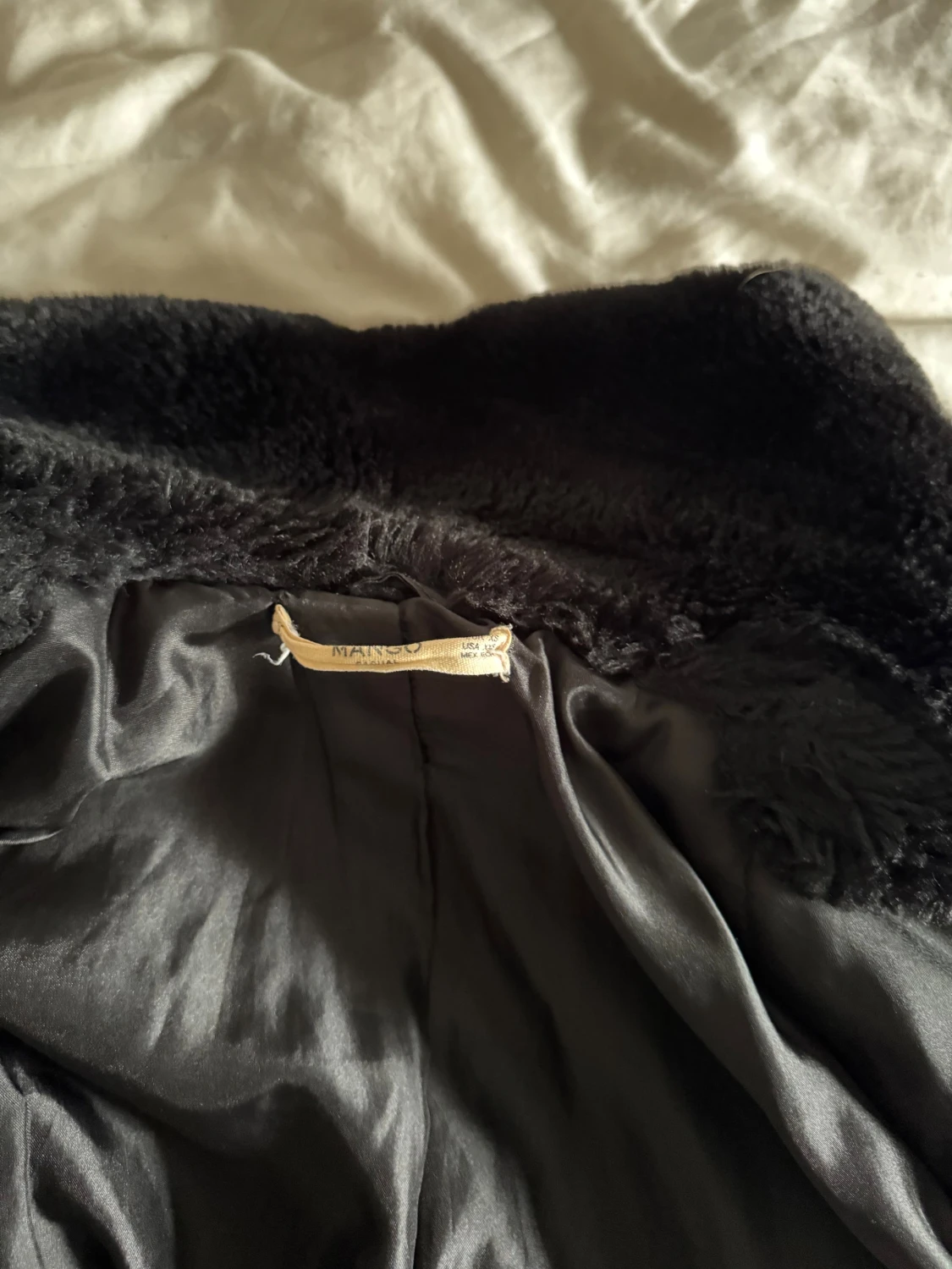 Svart fuskpälsjacka från Mango  - 2