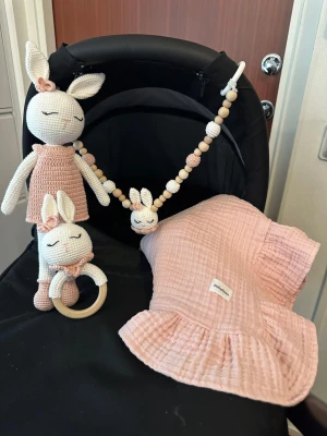 Kanin rosa amigurumi set  - – Virkad med bomullsgarn – 52 cm barnvagnsmobil – Längs varierar beroende på gosedjur, ca 25-35cm – Produkterna är gjord med certifierade material