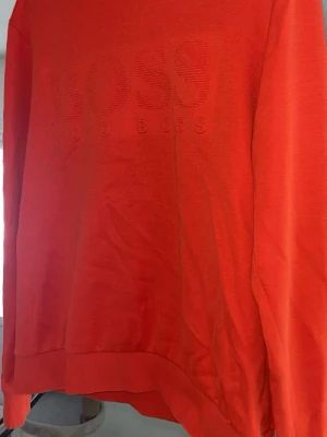 Röd  hugo boss tröja - Säljer en röd hugo boss tröja som är för liten för mig och används inte. Storlek S och den är i bra skick. Pm vid frågor
