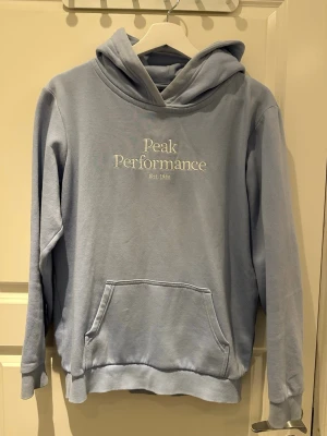 Ljusblå peak performance hoodie - Ljusblå peak performance hoodie i storlek 170. Väldigt skön hoodie och passar folk med storlek xs