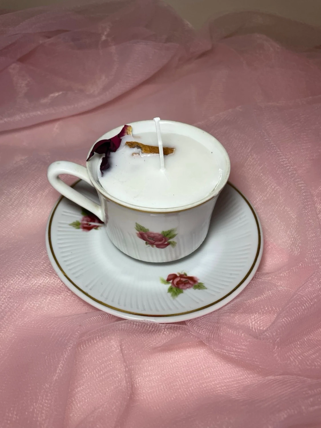 Doftljus i en tekopp i en vit färg med rosa blommor på nr 2