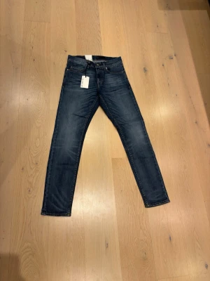 Tiger Of Sweden Jeans - Hej! Säljer ytterligare dessa sprillans nya Tiger Of Sweden Jeans. Skicket är som sagt helt nytt med tagsen kvar. Storleken är W29 L32. Nypriset ligger strax över tusenlappen medans vårat pris är 349kr. Funderingar? Hör av er!💯🔥