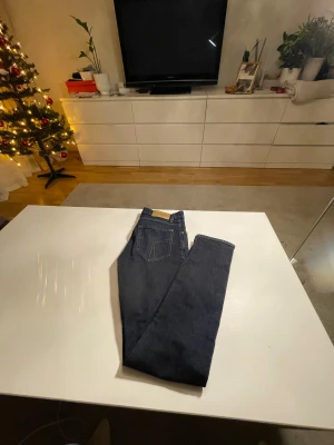 Mörkblå skinny jeans från Tiger of Sweden - Säljer dessa jeans från tiger of sweden mörkblåa. Jag vill ha runt 600 men kan också gå ner i pris. Skriv om ni har några frågor👍