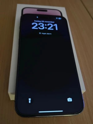 iPhone 14 Pro Max - Snygg och sparsamt använd iPhone 14 Pro Max i färgen blue purple  med trippelkame som bara legat i kartongen under de senaste två åren. Batterihälsa på 87%. Skärmen och baksidan är helt repfria till 100.  Levereras med helt ny ladkabbel (helt ny/ obruten förpackning) samt originalkartong. Perfekt för dig som vill ha en kraftfull och modern mobil eller som vill ge bort den som en super uppskattad julklapp . Bytes ej , skambud undanbedes/ besvaras ej ! //MVH