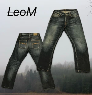 Nudie Jeans Fearless Freddie - Ett par ovanliga Nudie Jeans i modellen Fearless Freddie. | Jeansen är i storlek W29 L30. Mått i cm syns längst ner i texten👇. | Dom är gjorda av 100% bomull. Jeansen har fyra coppar färgade knappar fram till. men ändast knappa högst upp syns vid användning. | Det är bara att höra av sig om man vill ha flera bilder eller om har några frågor. | Mått: utsida ben=97cm insida ben=70cm, midjebredd=38cm, follbredd (fot hållet)=18cm, gylflängd från midjan till grenen=27cm