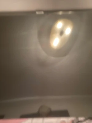 65 tum tv - En 65 tum tv börjar släppa på baksidan och ett streck på skärmen så det är en tv som behöver lagas men den fungerar bra och förutom sträcket på skärmen och att baksidan börjar släppa påverkar inte funktionen.