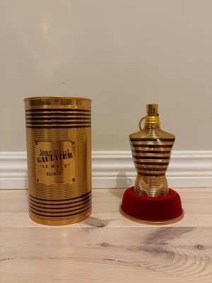 Jean Paul Gaultier Le Male Elixir 75ml - Tjena, säljer min JPG Le Male Elixir då jag knappt använt den. Har ca 60-65ml kvar och både box och flaskan är näst intill i nyskick. Om mer bilder önskas eller om du har några frågor är det bara att skriva!