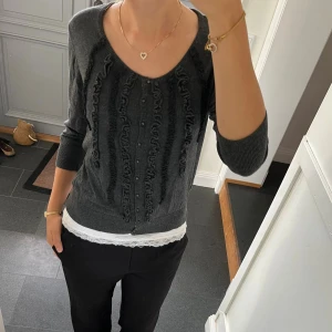 Grå stickad kofta - Grå trekvartsärmad kofta från Alice Bizous i storlek M. Passar även S. Fint skick. Använd gärna köp nu!