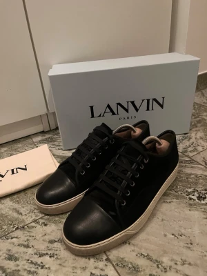  Lanvin skor  - Säljer nu mina väldigt fina Lanvins som är i toppskick! Storleken är något stor passar dig som har runt 43. KVITTO FINNS (sista bilden) köpta på MIINTO
