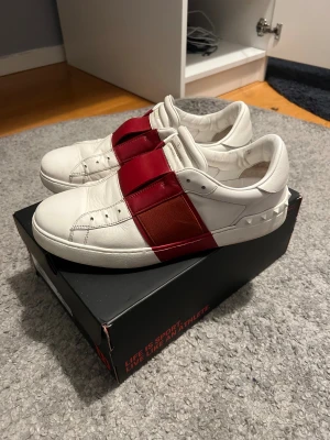 Valentino Garavani Opens - Sjukt feta valentino opens no laces modelen i röd färg | Skick är väldigt bra | Äkta✨️ | Storlek 42 | Kontakta mig vid frågor, pris går att diskutera❄️