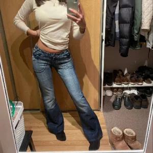 Lågmidjade jeans - Säljer pga dom passar inte mig längre. Super fina blåa lågmidjade jeans med coola framfickor ☆ Innerbenslängd: 82cm midjemått tvärs över: 35cm 📌 köpta från plick, lånad bild i början