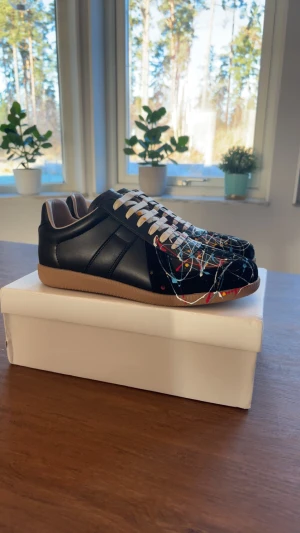 Maison Margiela Gats - Säljer dessa maison margiela gats. Storlek 42.  Du lär förstå varför priset är som det är, köp inte annars.! Använda 2 ggr 