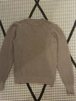 Beige ribbad stickad tröja Object XS - Säljer en beige stickad tröja från Object i storlek XS. Tröjan är ribbad, rund hals och långa ärmar. Perfekt för dig som gillar enkelt och design med en neutral färg som funkar till allt.