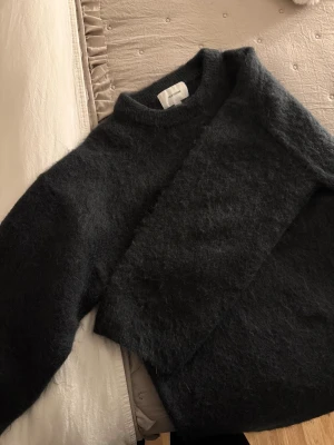 Stickad tröja från H&M Edition - Säljer min svart stickade tröja i MOHAIRMIX från H&M då den inte används längre…använd fåtal gånger☺️ skriv för fler frågor 💓pris kan diskuteras! Nypris: 800
