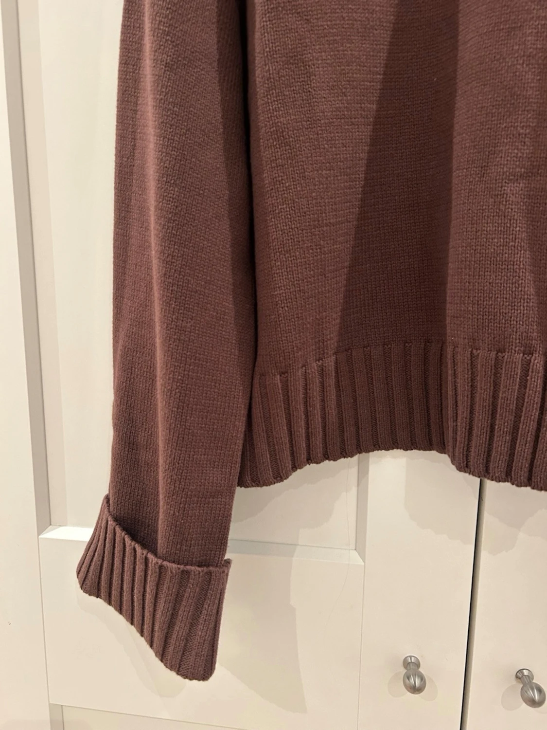 Stickad tröja med vikta armar  - 3