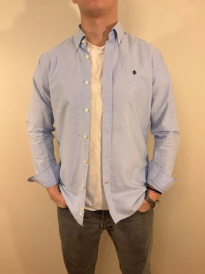 Ljusblå Morris skjorta - En stilren skjorta från Morris Stockholm. Second hand men i väldigt fint skick ✨ Tvättad och struken – redo att användas direkt.  Passar perfekt för sommar/vår, funkar både uppklätt och casual. Inga defekter och regular fit.  Storlek 👔: M Nypris 💰: ca 1 200 kr 