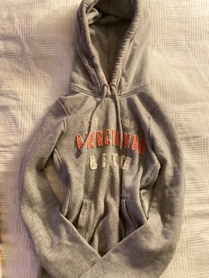 abercrombie hoodie - super söt, bra skick, från abercrombie & fitch. ganska liten i storleken  