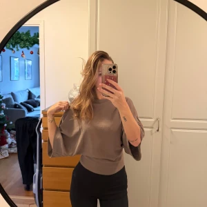 Beiga/Brun Topp  - Säljer denna superfina topp från lager 157, fin passform, super enkel att klä upp och ner.