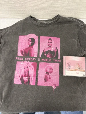Nicki Minaj Set - Tshirt från hennes världsturne i storlek L (köpt för 500kr) och en pink friday CD för mer bilder är de bara att skriva pris kan diskuteras 