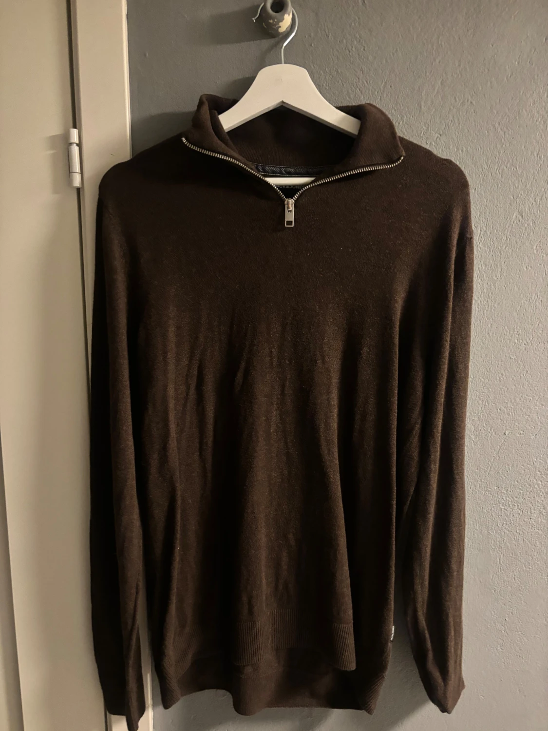 Brun stickad tröja med half zip