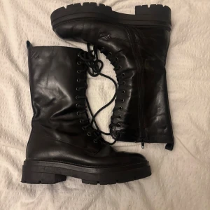 Svarta boots i läder - Säljer ett par svarta boots lite använda men fortfarande bra skick! 