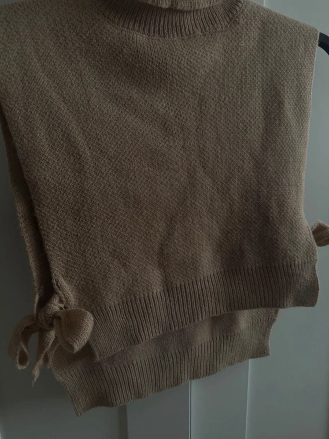 Beige stickad polotröja med knyt - 1