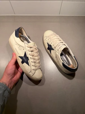 Golden Goose Skor - ‼️VI TAR EJ BYTEN‼️ Golden Goose  ”Superstar” sneaker | Skick: 8/10 | Storlek 40 fits 41| endast skorna ingår! | Fraktar inom 24H efter köp på köparens bekostnad 📦💨 | Hör av dig vid minsta fråga eller fundering 💭 