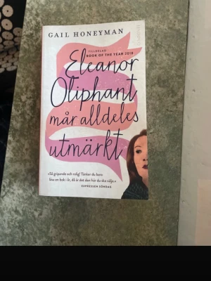 Eleanor Oliphant mår alldeles utmärkt - En gripande och rolig berättelse om Eleanor Oliphant, som lever ett ensamt och inrutat liv tills oväntad vänskap vänder upp och ner på allt. Perfekt för dig som vill ha feelgood med extra djup och hjärta!