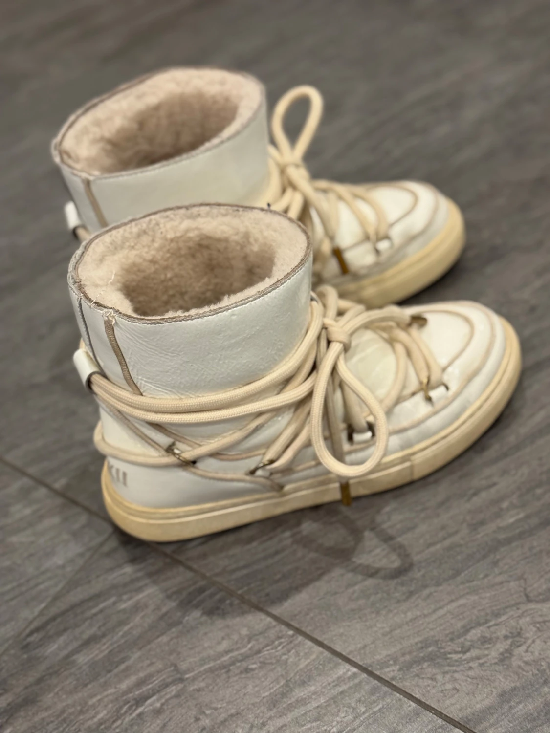 Vita moon boots från Inuikii