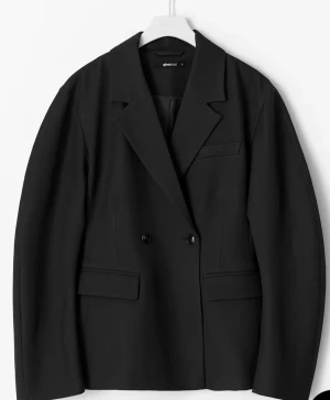 Svart kavaj gina tricot  - Shaped blazer från Gina Tricot med dubbelknäppning och klassisk krage. Jackan har två fickor med lock framtill och en bröstficka. Väldigt populär och slutsåld! Använd 1 gång, nypris 699 kr. Priset går att diskutera