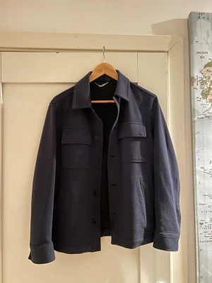 Marinblå overshirt med fickor - Snygg marinblå overshirt från Zara herr. Knappt använd så i bra skick utan fläckar eller skador