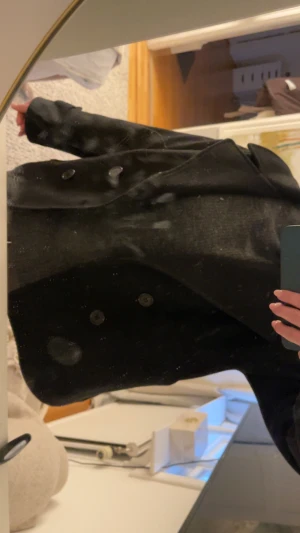 Svart kappa från Design by si - Säljer svart kappa från design by si, i mycket bra skick. Kan tänka mig att gå ner i pris vid snabbt köp❣️